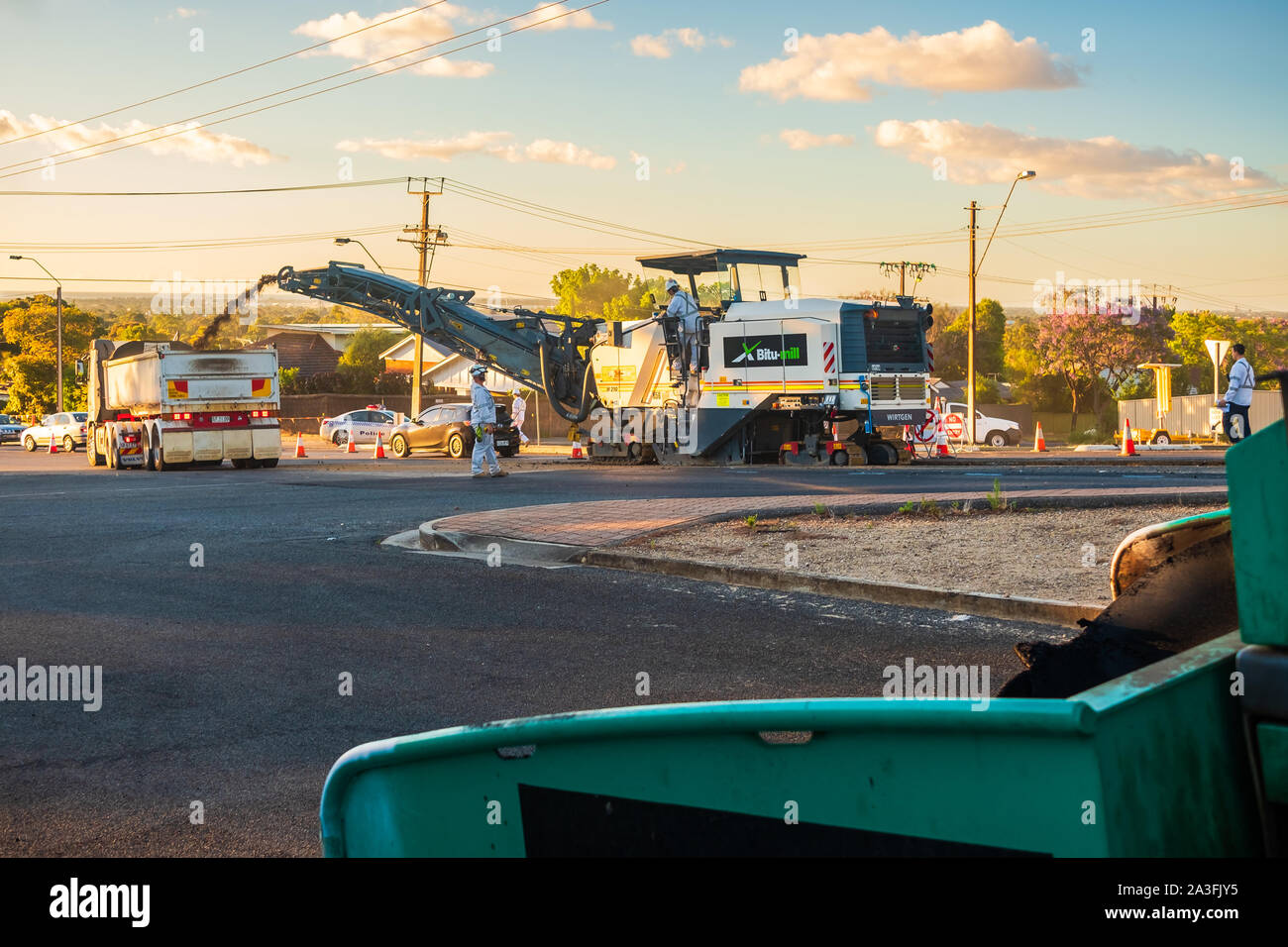Adelaide, South Australia - Dezember 4, 2017: Bauarbeiten für neue Straße Profiling und Asphalt legen mit Einsatz von modernen Kaltfräse auf Springbank Stockfoto
