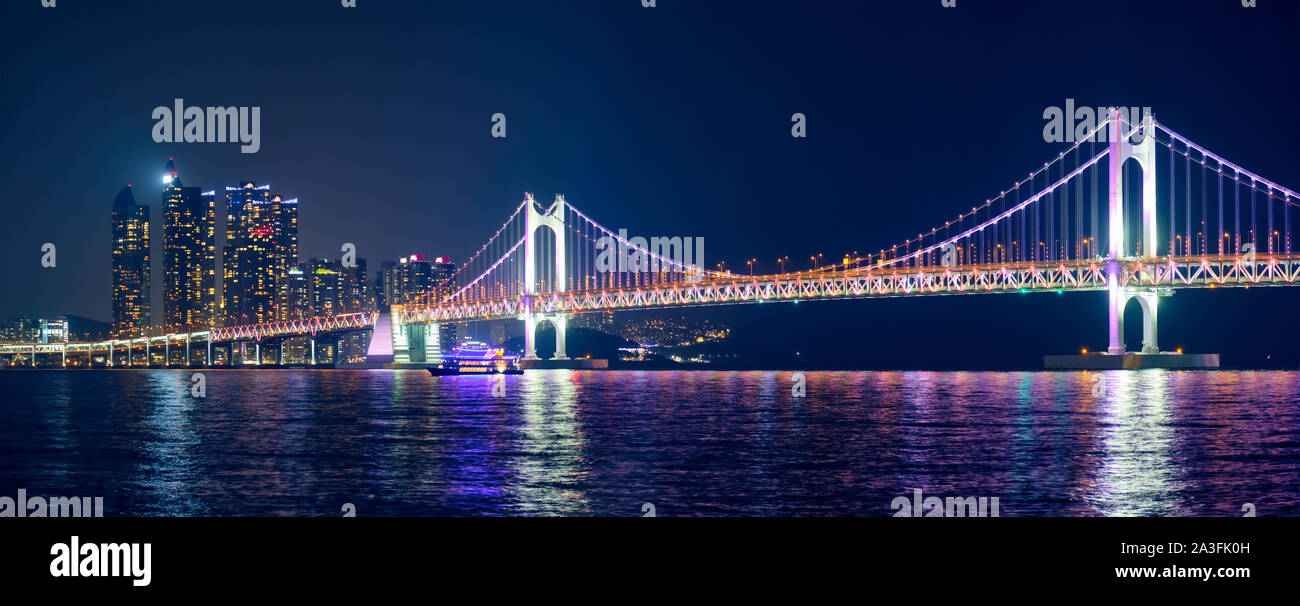 Gwangan Brücke und Wolkenkratzer in der Nacht. Busan, Südkorea Stockfoto