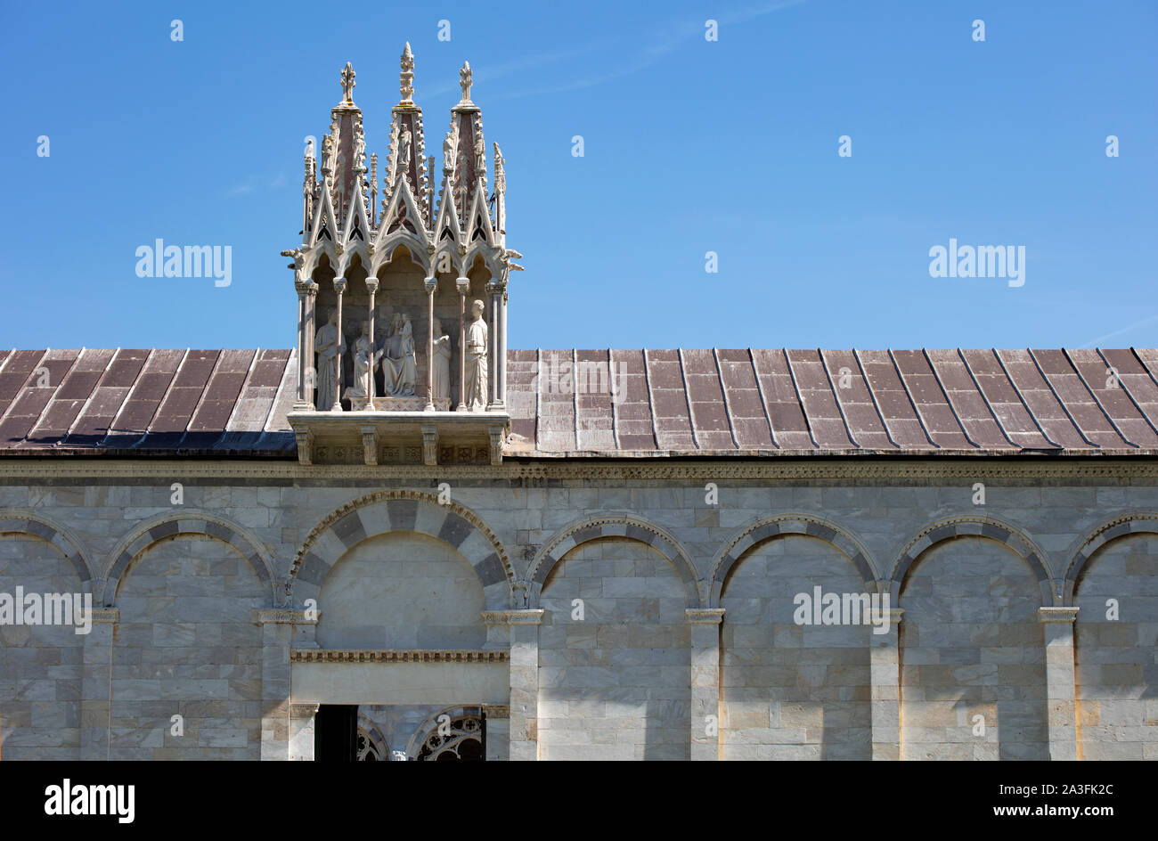 Ein Detail der Marmorfassade und der gotischen Statuen über dem Eingang zum Camposanto auf dem Campo Dei Miracoli in Pisa. Stockfoto