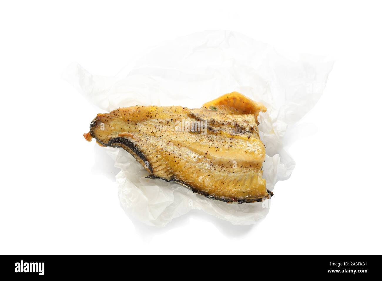 Gegrillter Fisch in Papier, Lebensmittel auf weißem Hintergrund Stockfoto