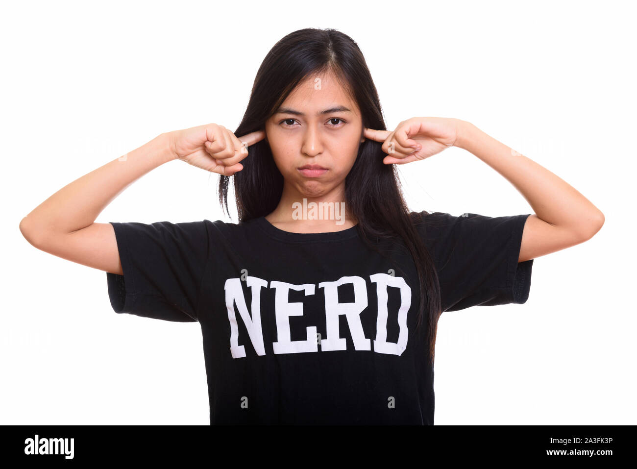 Studio geschossen von jungen asiatischen Teenager nerd Mädchen, die Ohren mit Stockfoto