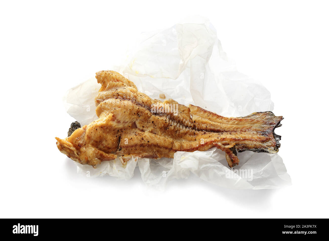 Gebratener Fisch in Papier, Lebensmittel auf weißem Hintergrund Stockfoto