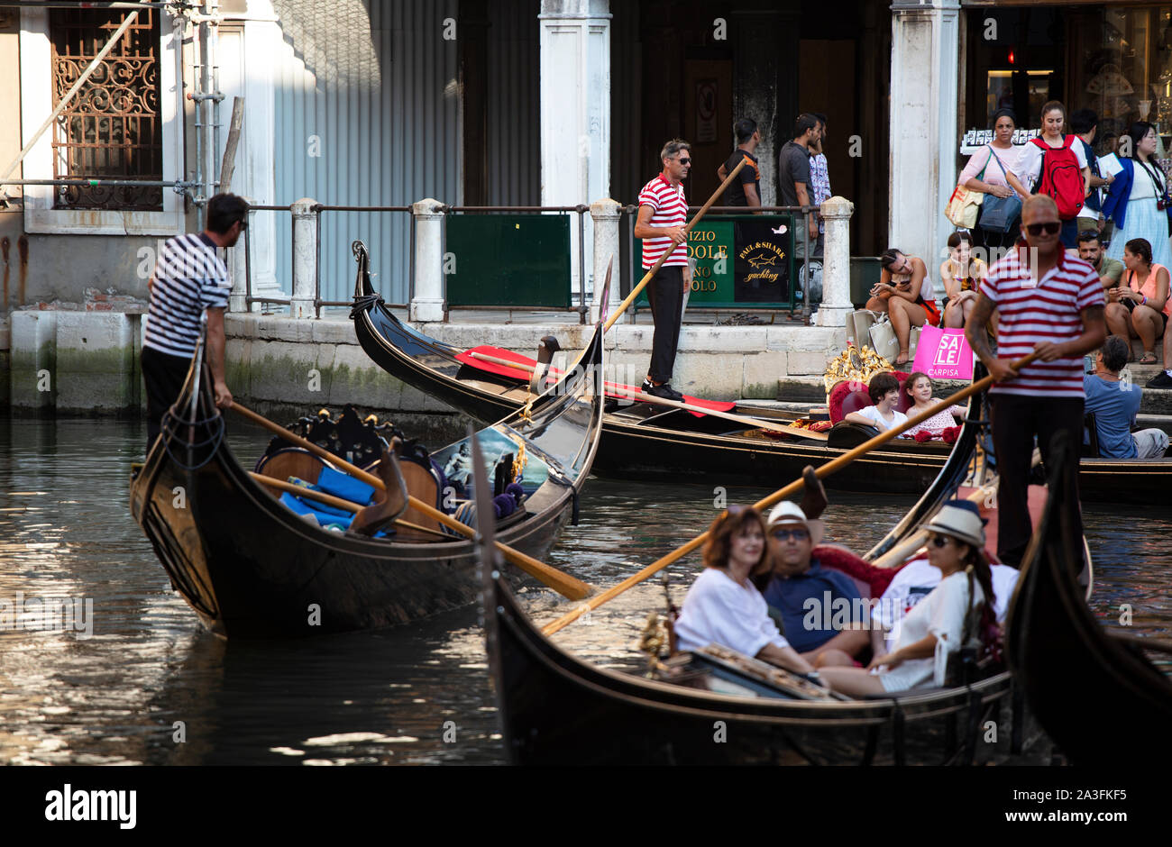 Touristen, die an einem Sommerabend in Venedig in Gondeln fahren Stockfoto