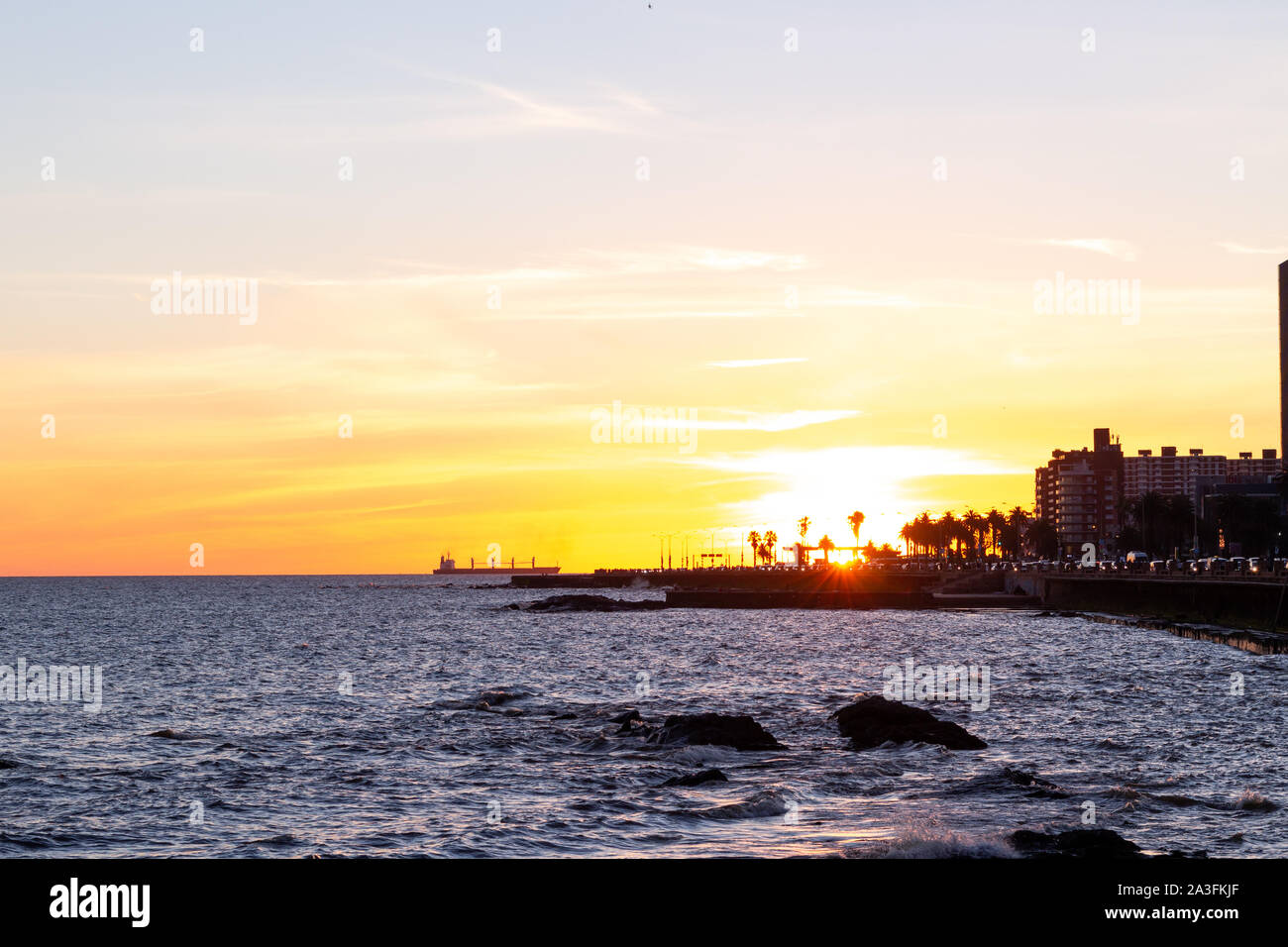 Sonnenuntergang an der La Rambla Argentinien, Montevideo Waterfront Stockfoto