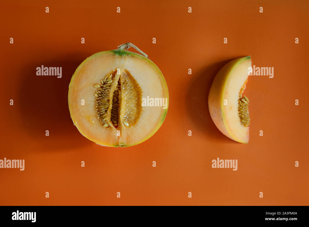 Slices cantaloupe Melone in Scheiben geschnitten auf orange Hintergrund isoliert Stockfoto