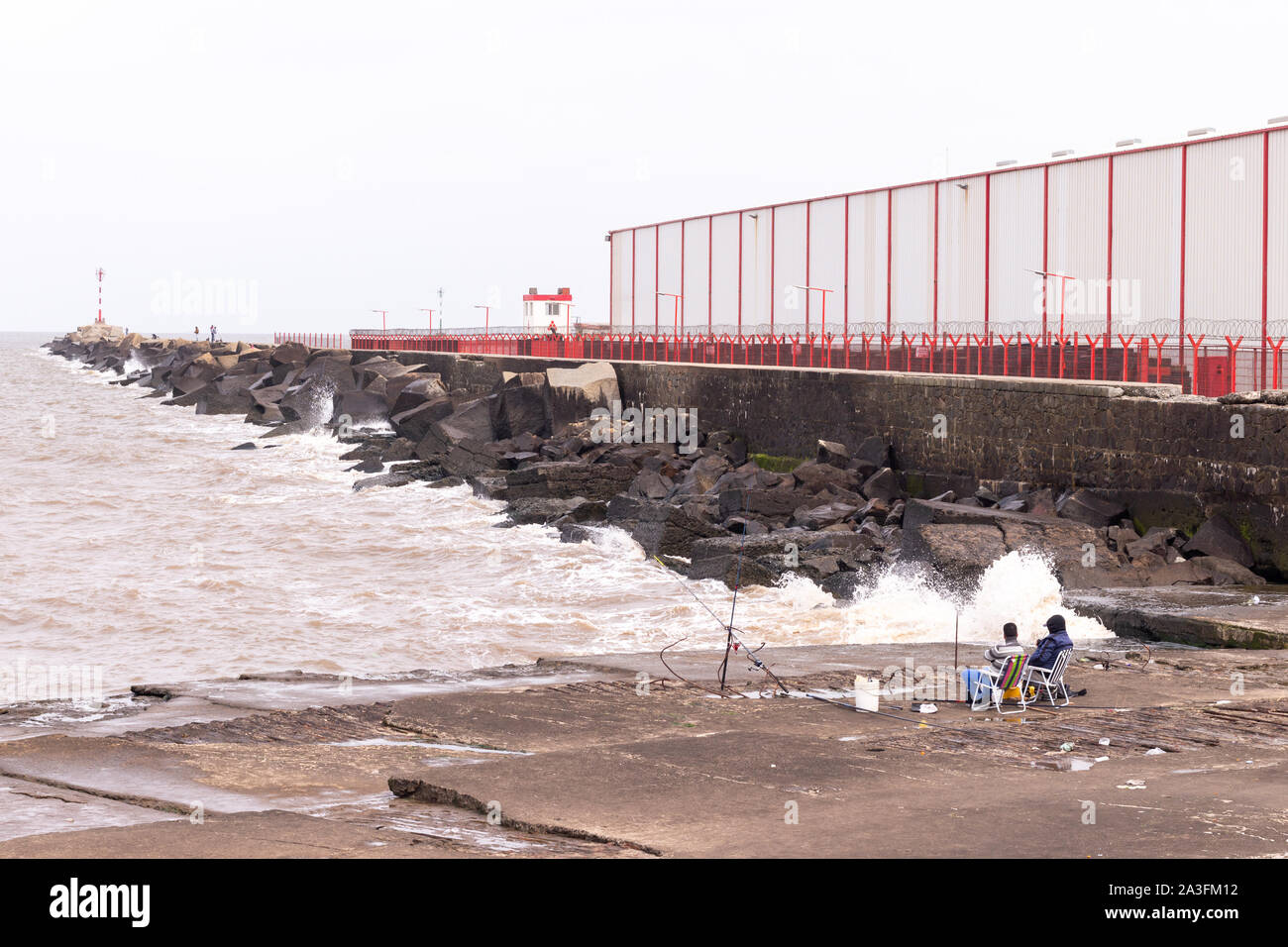 Zwei Freunde Angeln im Hafen von Montevideo, Uruguay Stockfoto