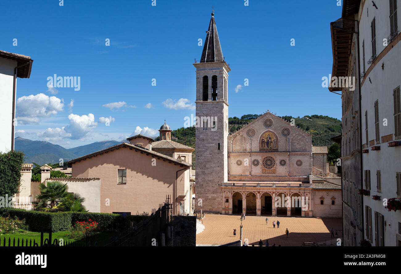 Ein Blick über die Piazza del Duomo in Richtung des römischen Doms von Spoleto in Umbrien. Stockfoto