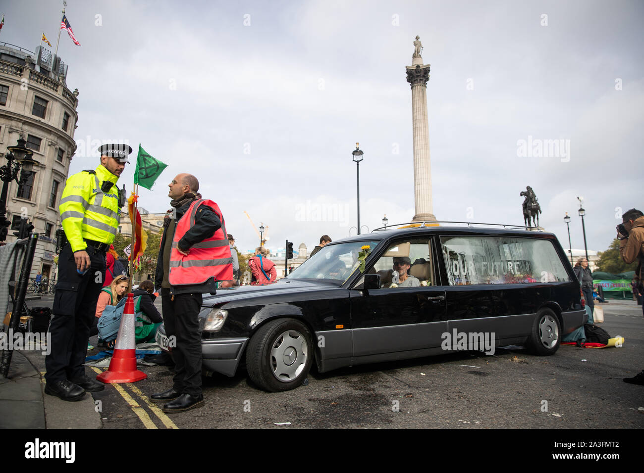 Mit einem Leichenwagen durch Demonstranten während einer Aussterben Rebellion (XR) Protest in Trafalgar Square in London geparkt. Stockfoto
