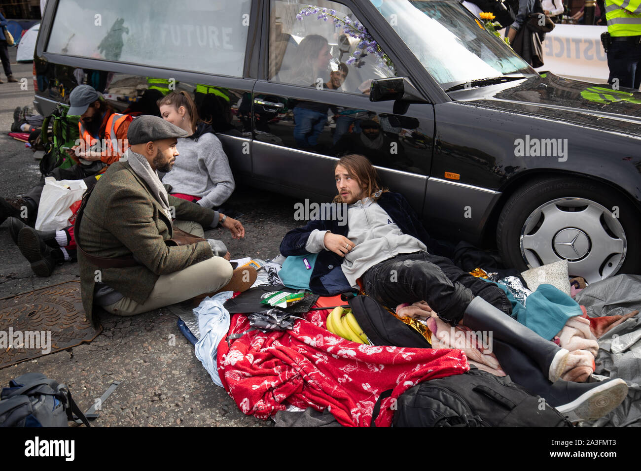 Die Demonstranten mit einem Leichenwagen während eines Aussterben Rebellion (XR) Protest in Trafalgar Square in London. Stockfoto