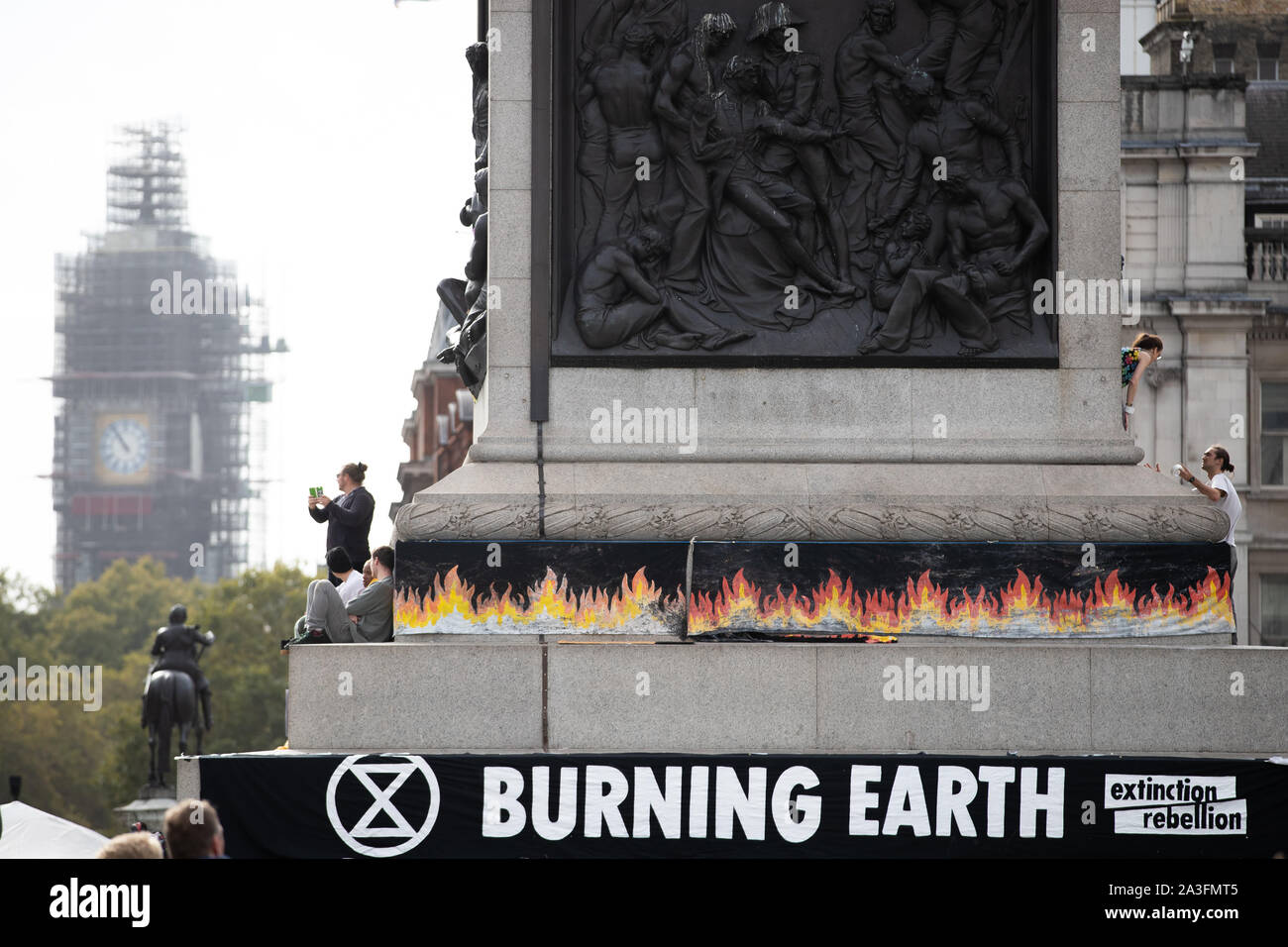 Die Demonstranten bei einem Aussterben Rebellion (XR) Protest in Trafalgar Square in London. Stockfoto