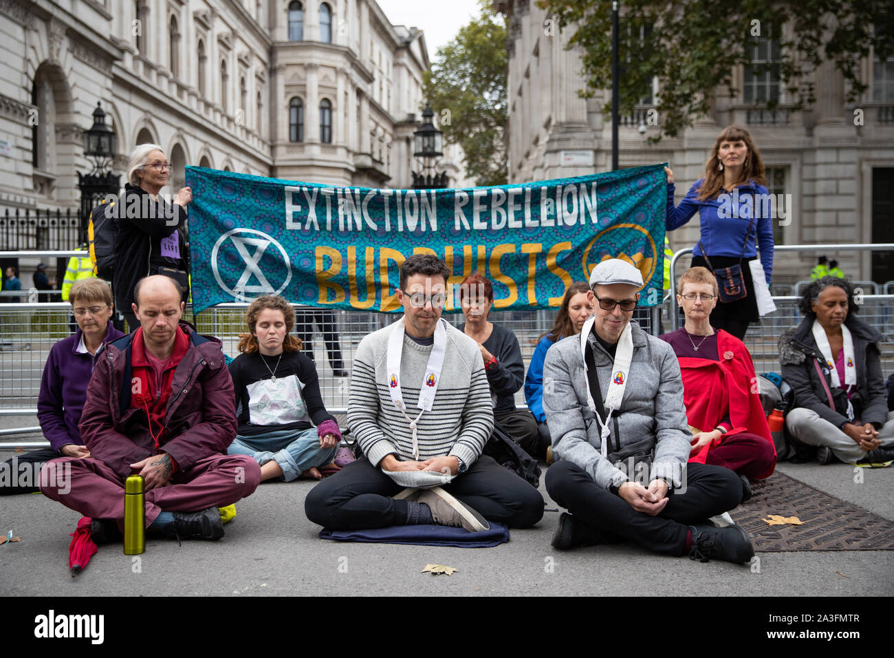 Aussterben Rebellion (XR) Demonstranten auf Whitehall in Westminster, London. Stockfoto