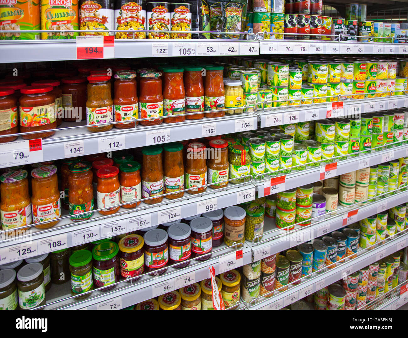 Kaliningrad, Russland - 25. August 2018: Gemüsekonserven auf Regalen der lokalen russischen Supermarkt. Stockfoto