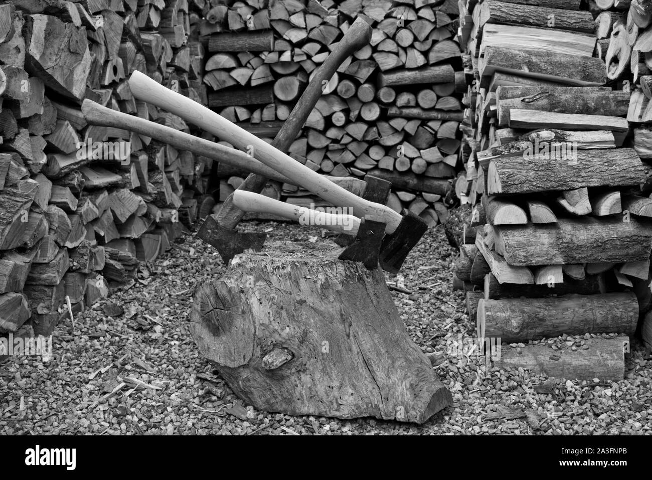 Eine alte ax mit Feuer Holz Stockfoto