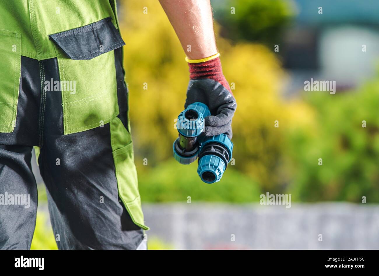 Garten Bewässerung Technik. Kaukasische professionelle Gärtner mit