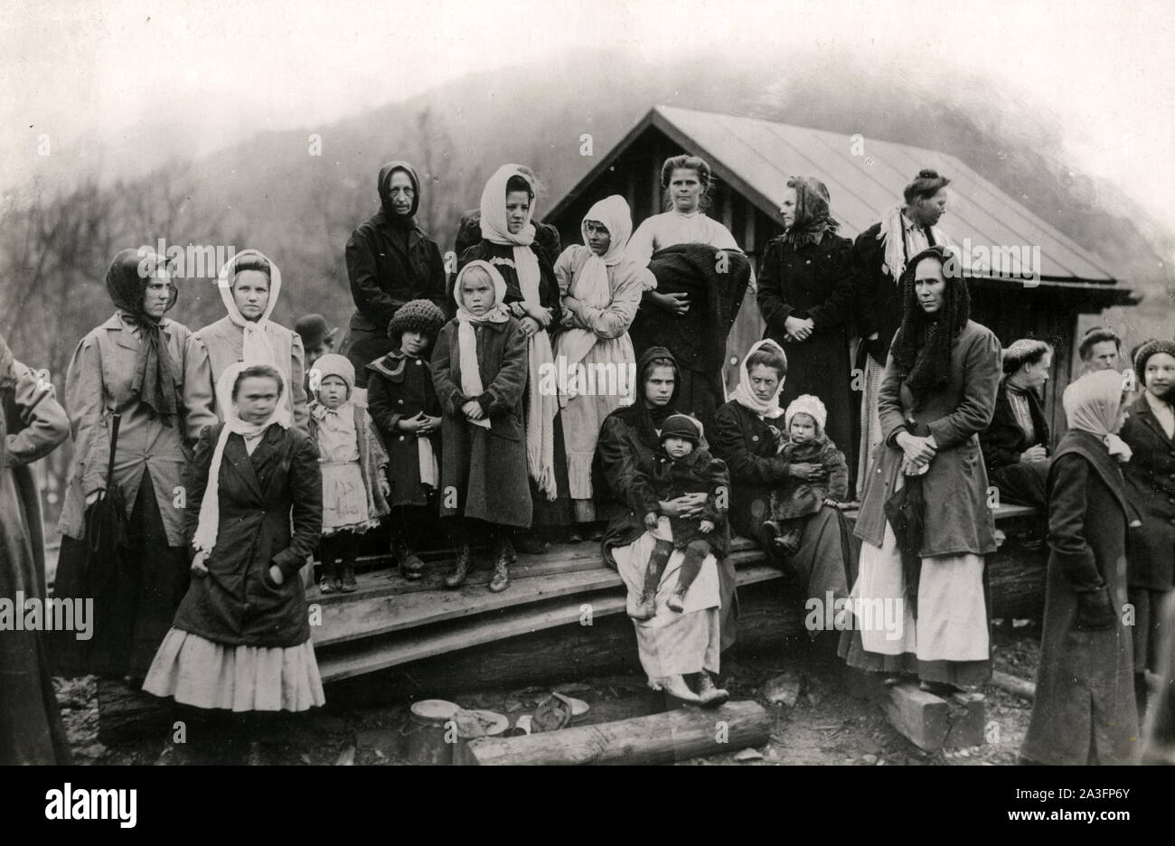 Coal Mine disaster UK - die Familien der Bergleute wartet auf Nachrichten c 1920 s Stockfoto