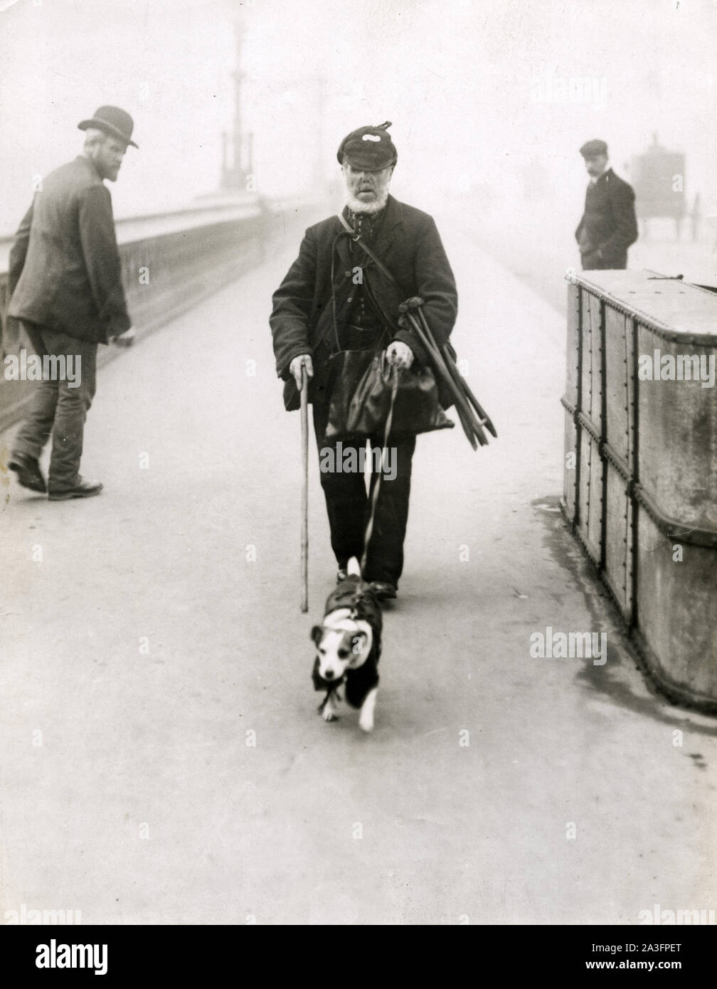 Ein älterer Mann und seinem Hund Spaziergang entlang der Themse, London, 1920 Stockfoto