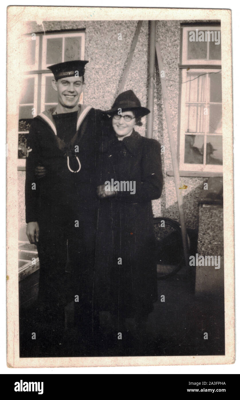 Seemann und seine Freundin. Foto an meinen Vater, einen Kriegsgefangenen in Stalag IV-B Muhlberg, Deutschland 1942 Stockfoto