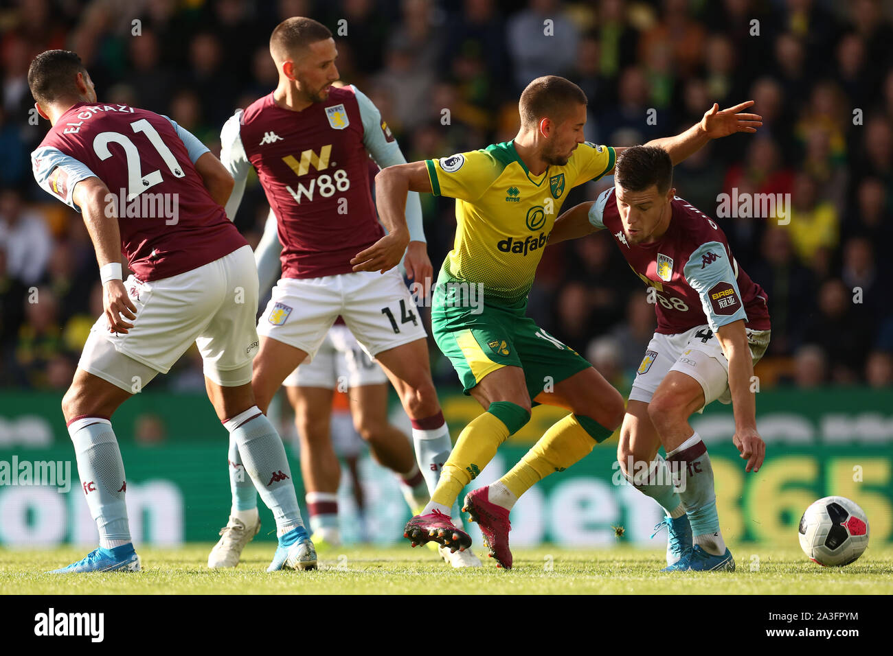 Moritz Leitner von Norwich City wird durch Frederic Guilbert von Aston Villa - Norwich City gegen Aston Villa, Premier League, Carrow Road, Norwich, Großbritannien - 5. Oktober 2019 Editorial nur verwenden - DataCo Einschränkungen gelten geschlossen Stockfoto