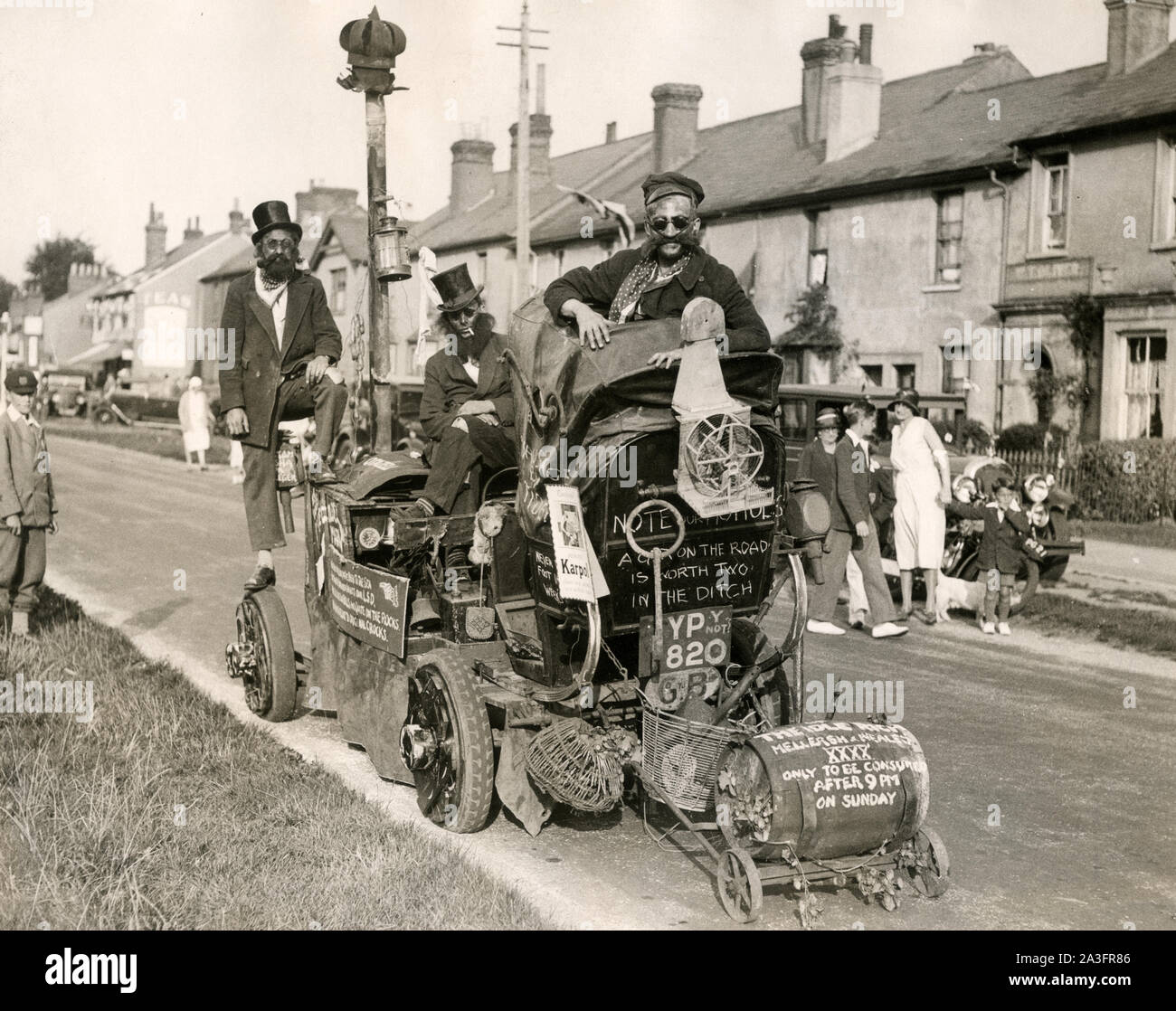1920 Pressefoto eines Karnevals schweben - ein Auto berechtigt die untätigen Rich Stockfoto