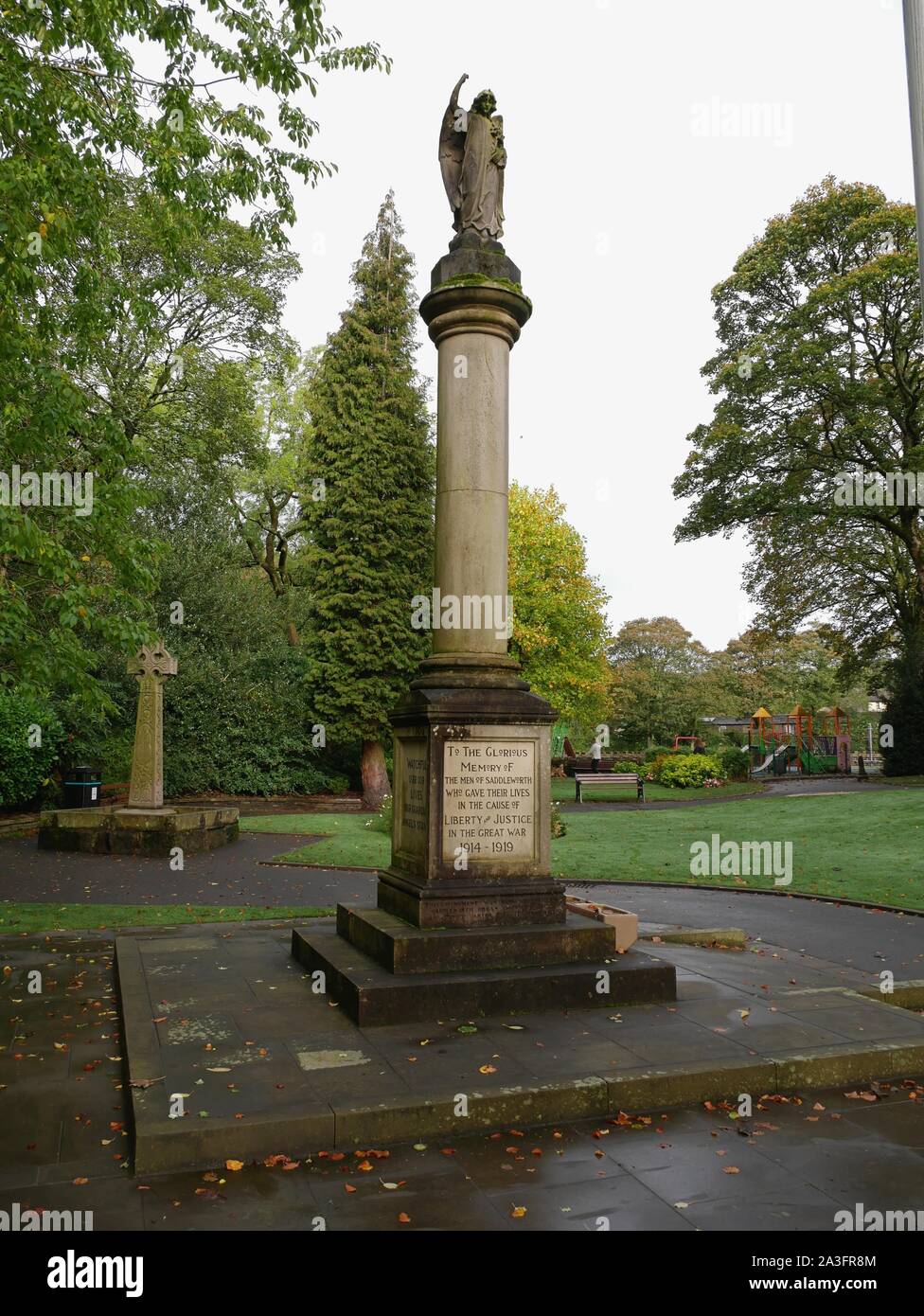 Denkmal zur Erinnerung an die Männer von saddleworth, die ihr Leben für die Freiheit und Gerechtigkeit gab im Großen Krieg 1914-1918 in Uppermill Stockfoto