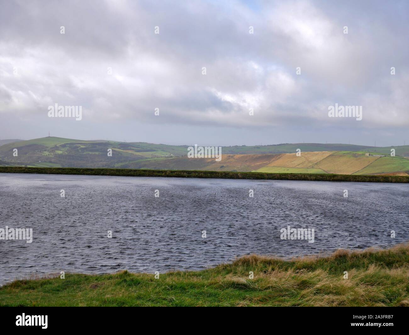 Brunclough Reservoir in der Pennine Moors an einem windigen Nass- und bewölkten Tag oben Marsden Huddersfield Yorkshire England Stockfoto