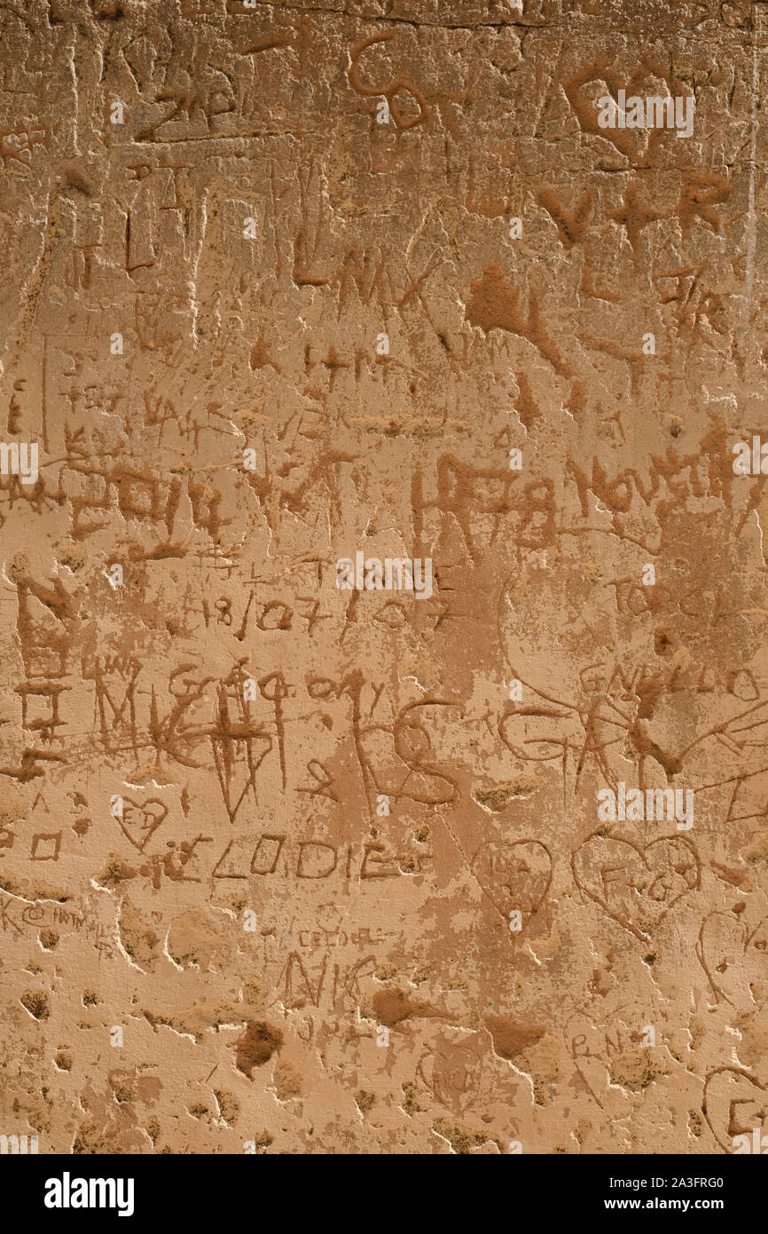 Namen, Herzen und Termine Graffiti geschnitzt in den alten Mauern aus Kalkstein von Bonifacio Altstadt Zitadelle in Korsika Frankreich - ich war hier Stockfoto