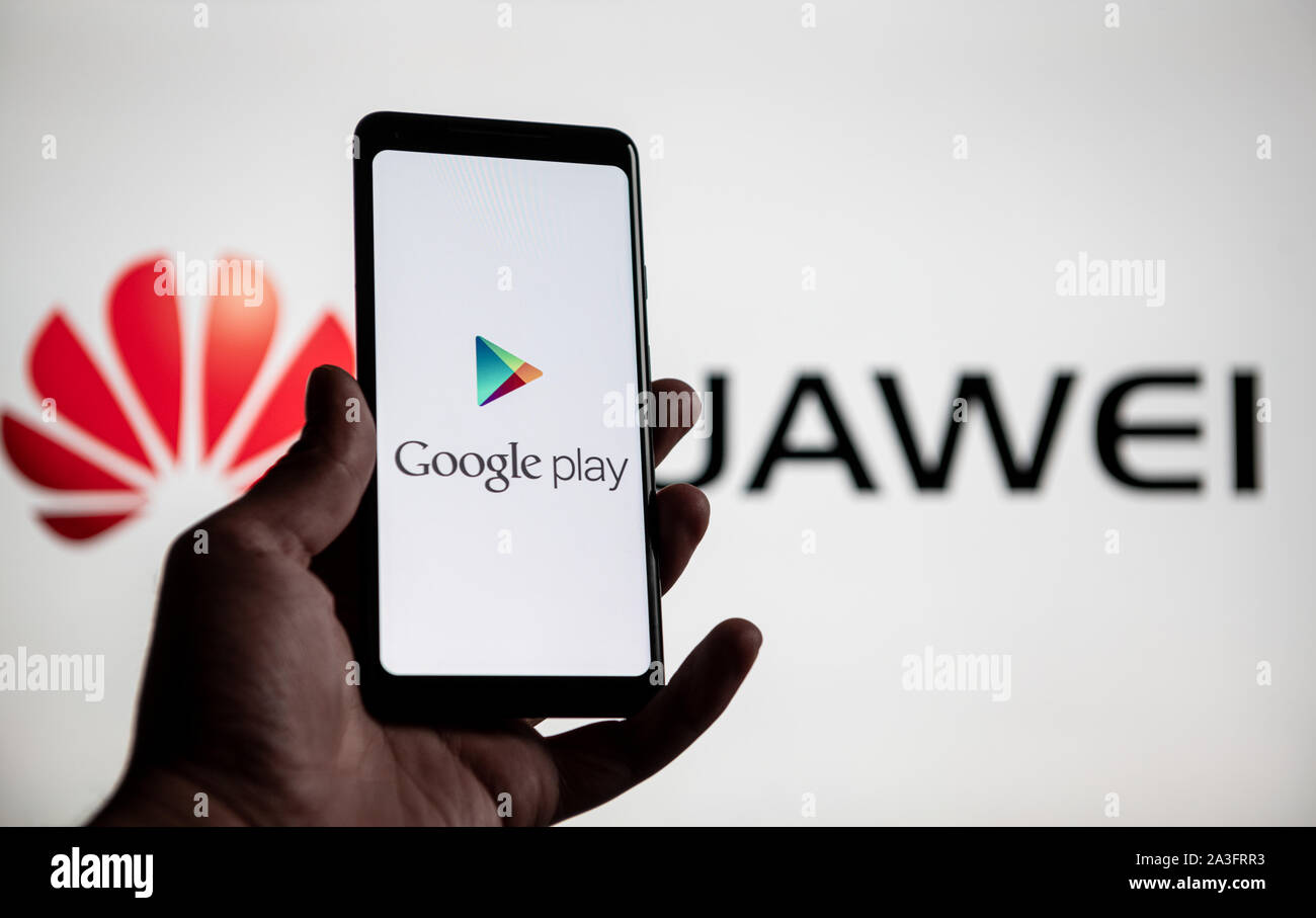 NRW/Deutschland - Mai 20, 2019: ein Mann hält ein Android - Smartphone, zeigt das Logo für den Google Play Store vor Der huawei Logo. Google ist Res Stockfoto