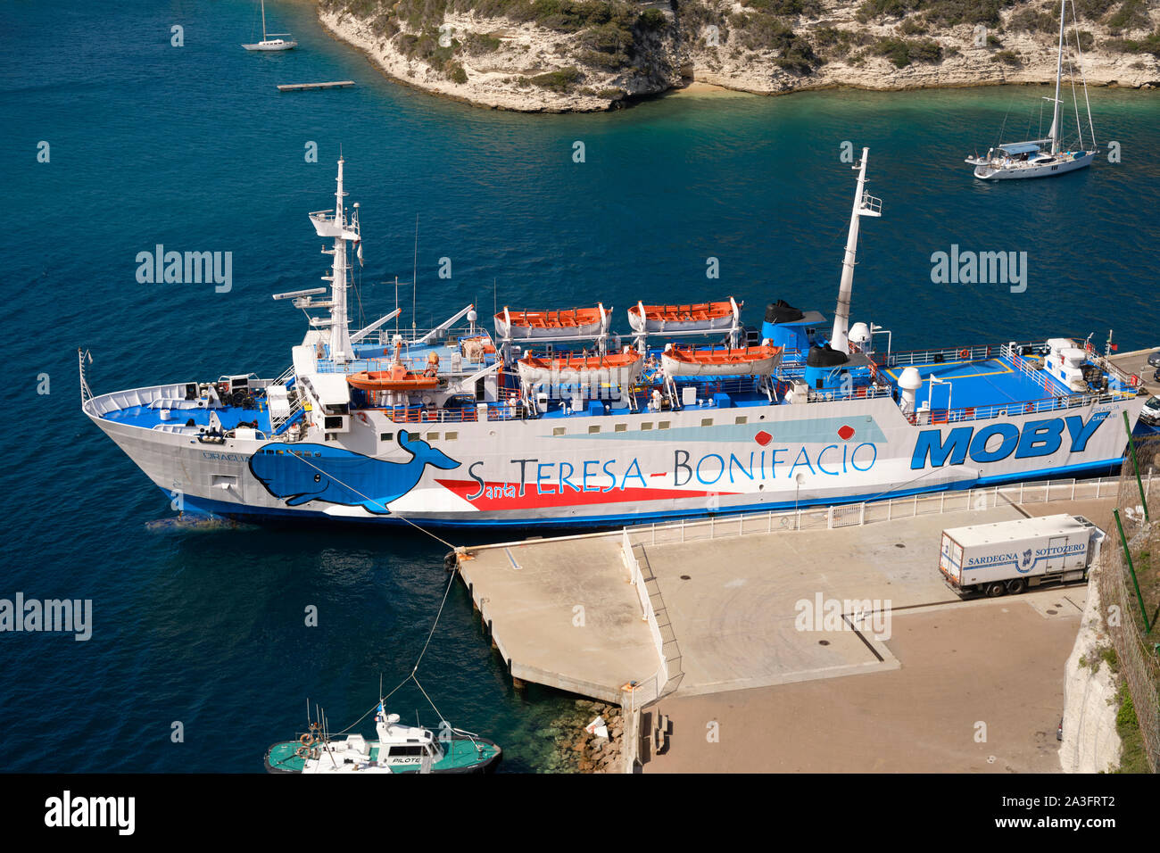 Die Moby Lines Santa Teresa di Gallura (Sardinien) - Bonifacio (Korsika) Fähre in den Hafen von Bonifacio Korsika Frankreich günstig. Stockfoto