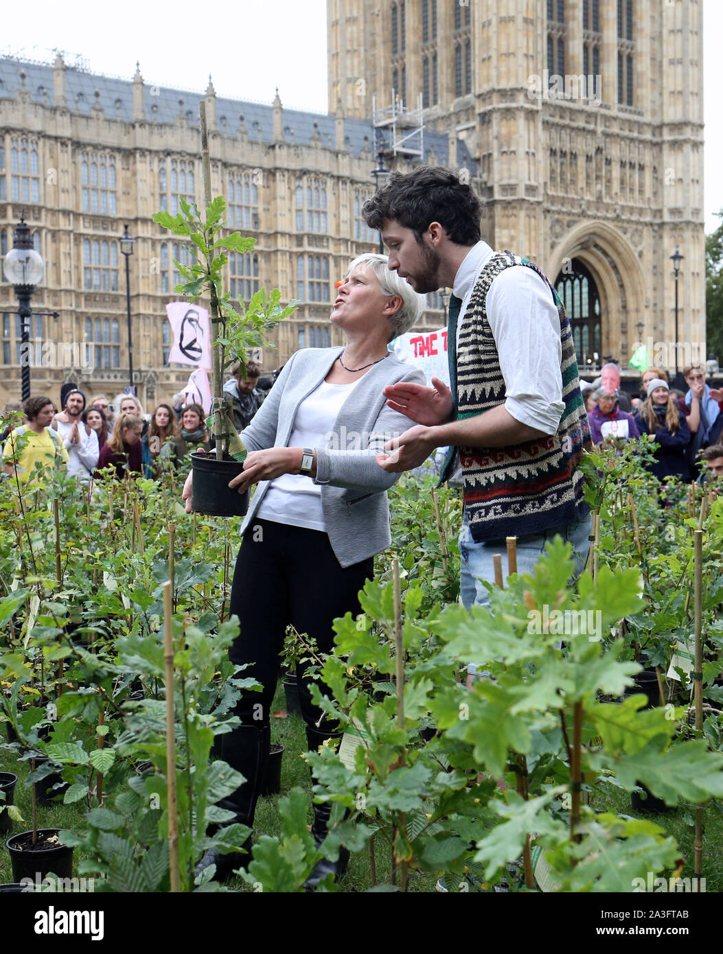 Labour MP, Kate Grün (links) st die Setzlinge Pacer im Alten Schloss Hof außerhalb des Parlaments, durch Demonstranten, während ein Aussterben Rebellion (XR) Protest in Westminster, London. Stockfoto