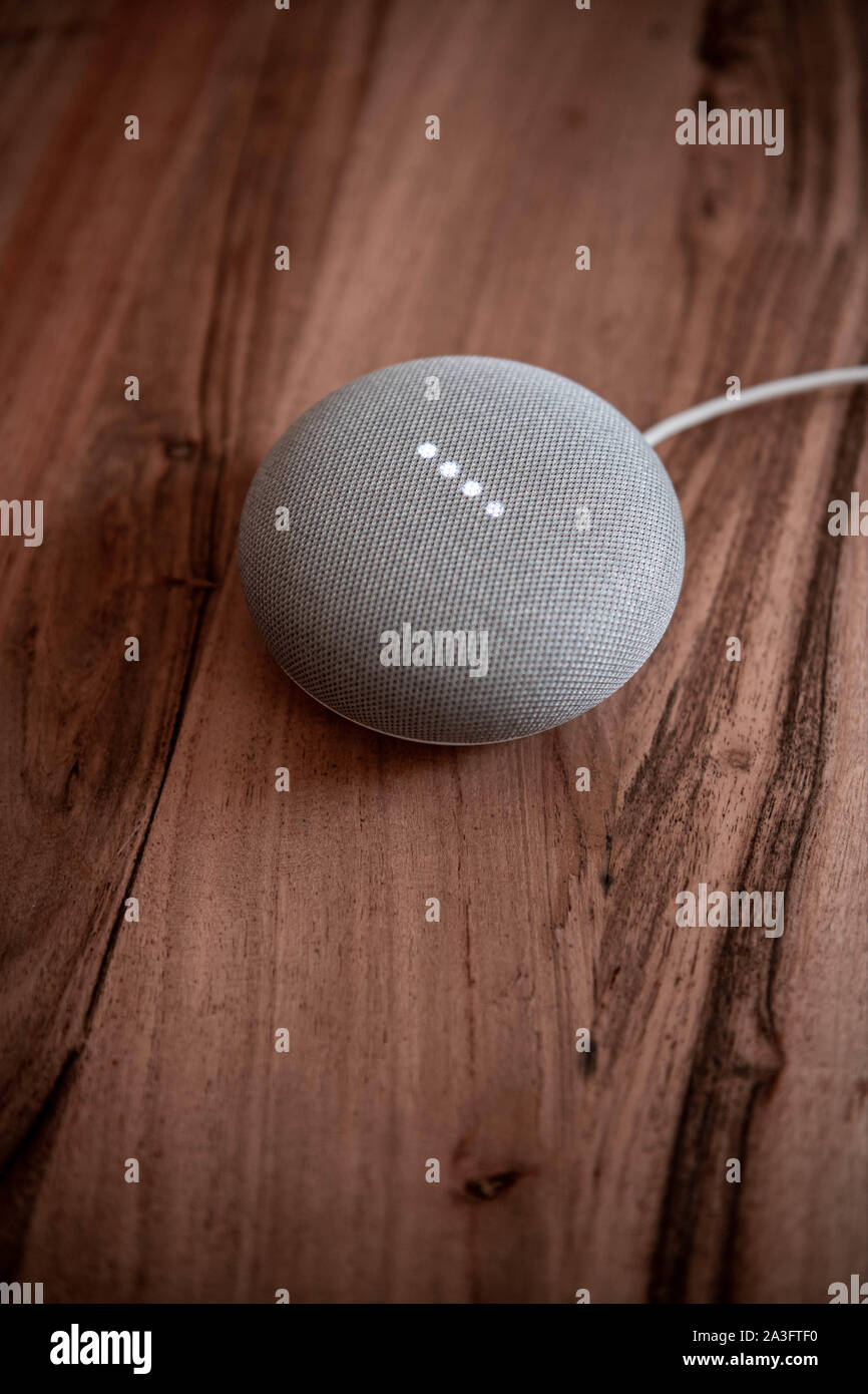 NRW/Deutschland - Mai 31, 2019: ein Google Home Gerät auf einem Holztisch. Stockfoto