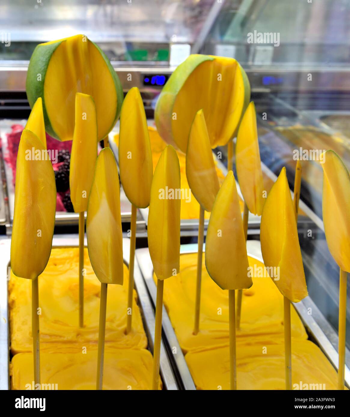 Mango aromatisierte Eis, mit frischer Mango auf Sticks eingerichtet Stockfoto