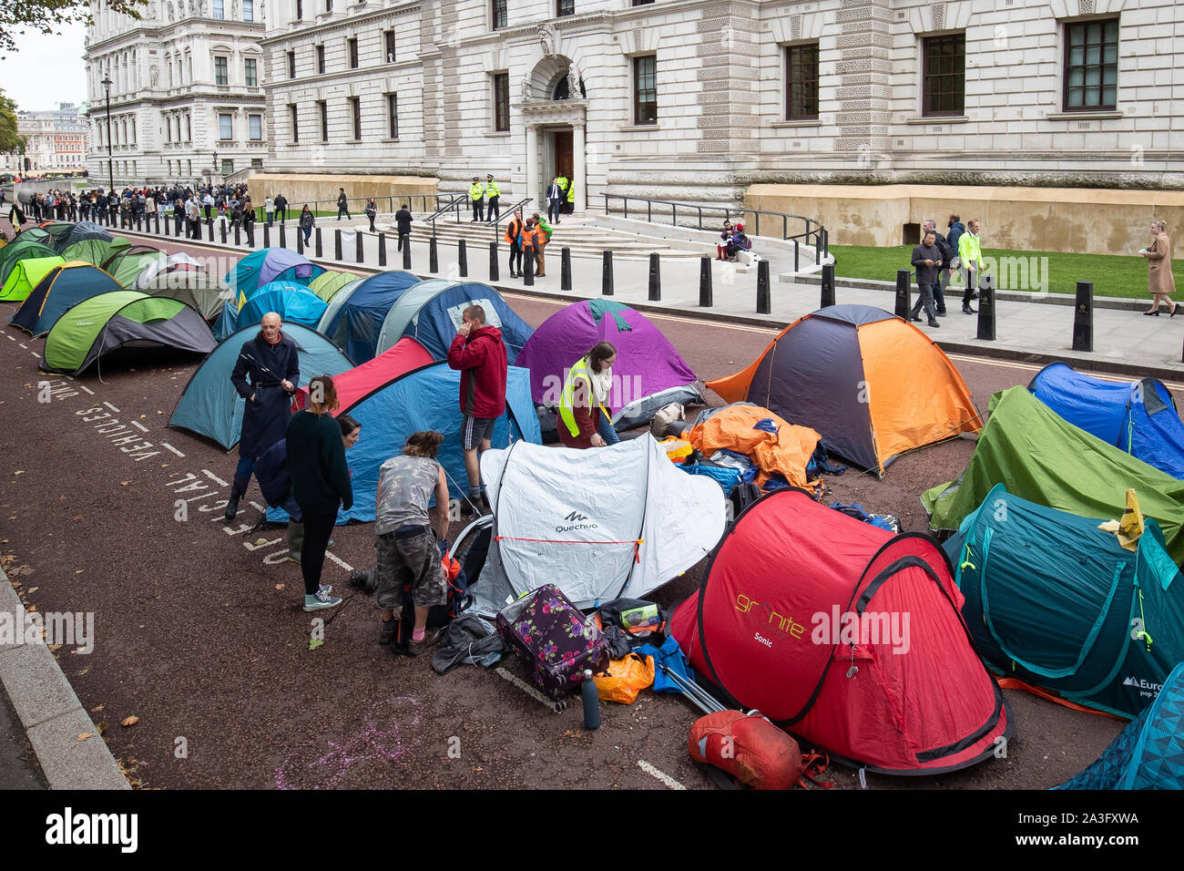 Zelte, Horse Guards Road, außerhalb des Treasury Building, während ein Aussterben Rebellion (XR) Protest in Westminster, London. Stockfoto