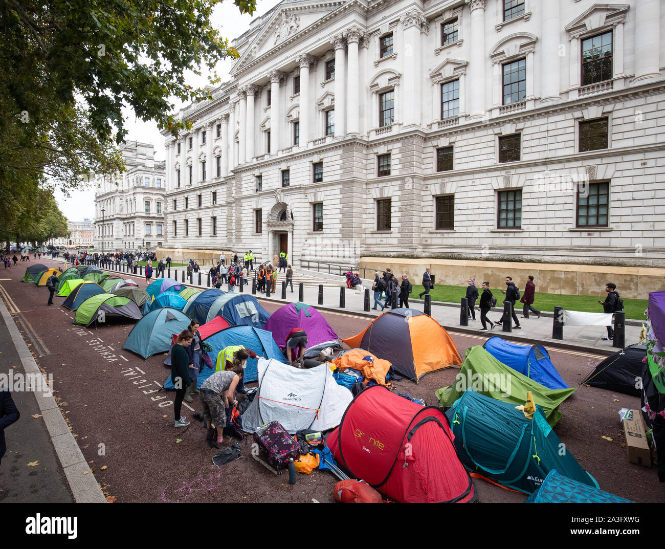 Zelte, Horse Guards Road, außerhalb des Treasury Building, während ein Aussterben Rebellion (XR) Protest in Westminster, London. Stockfoto