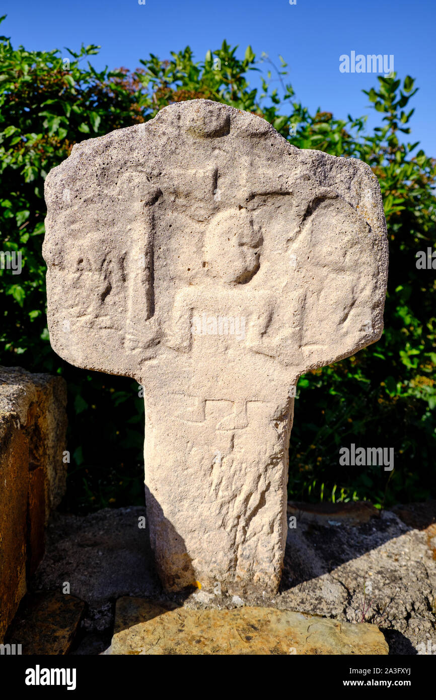 Gotische scheibenförmige Stele, Beerdigung Stele, mit einem Mann Abbildung bewahrt und Anzeige im Friedhof in Usclas-du-Bosc, Herault Stockfoto