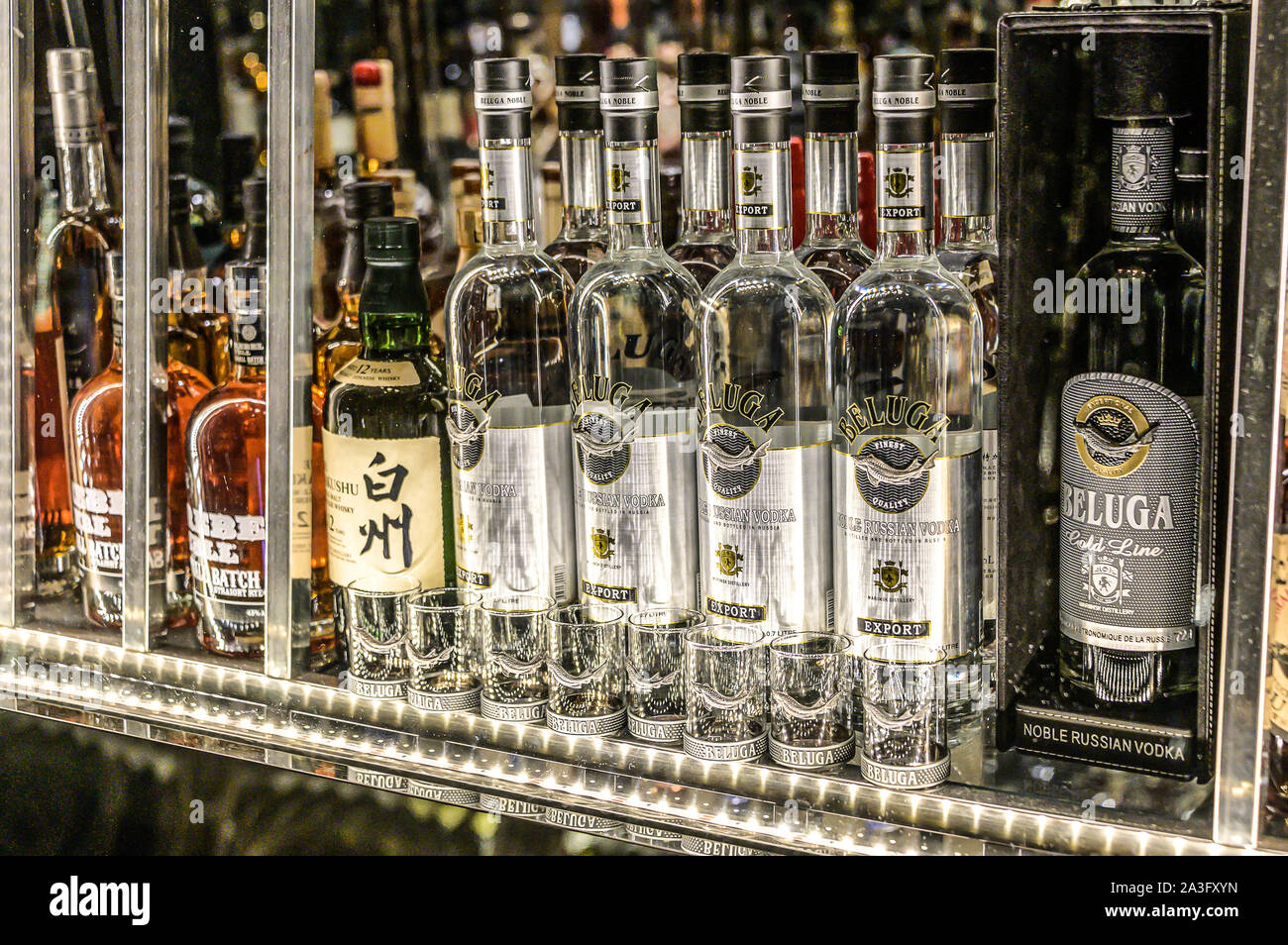 24.02.2019 Peking China - Wand mit Bitterstoffe und Alkohole Whiskey Bar Flaschen ambient tlight Hintergrund verschwommen. Stockfoto