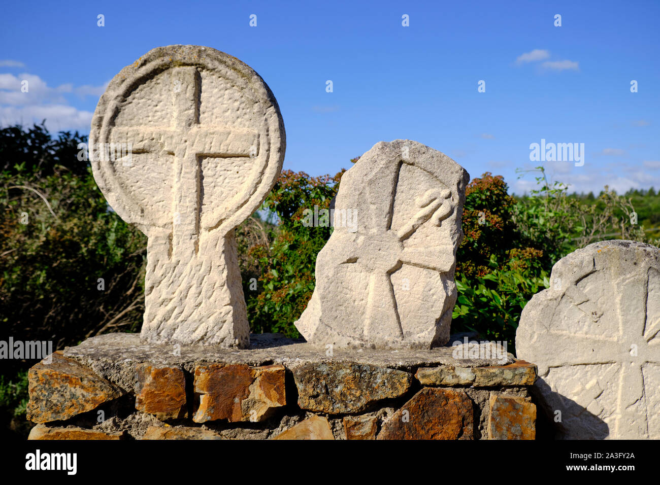 Gotische scheibenförmige Stele, Beerdigung Stele, Kreis mit Kreuz bewahrt und Anzeige im Friedhof in Usclas-du-Bosc, Herault Stockfoto