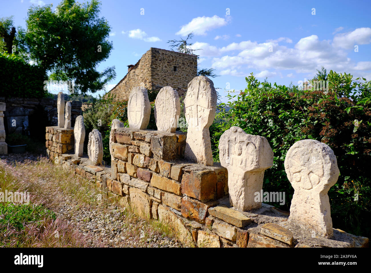 Gruppe der Gotischen scheibenförmigen Stelen, Beerdigung Stele, mit verschiedenen Design bewahrt und Anzeige im Friedhof in Usclas-du-Bosc, Herault Stockfoto