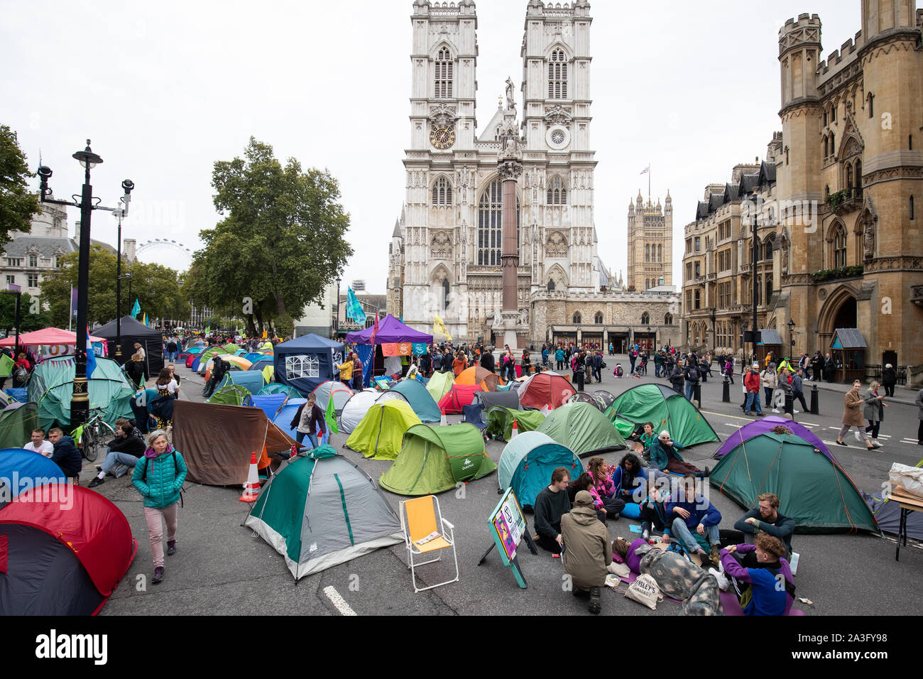 Demonstranten in Zelten in der Victoria Street, Westminster Abbey, während ein Aussterben Rebellion (XR) Protest in Westminster, London. Stockfoto