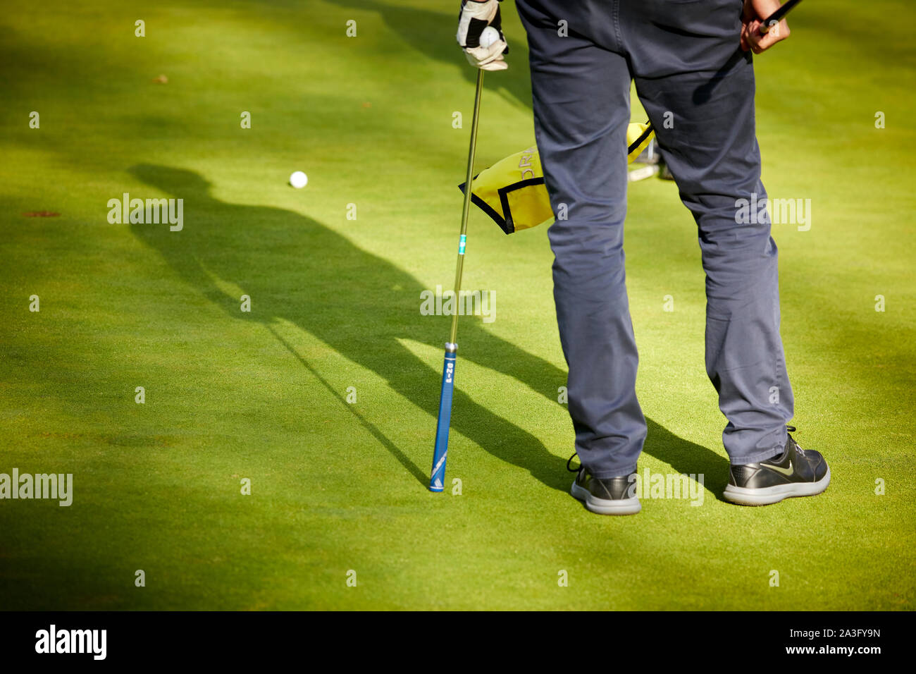 Golfspieler Golf spielen auf einem Putting Green Stockfoto