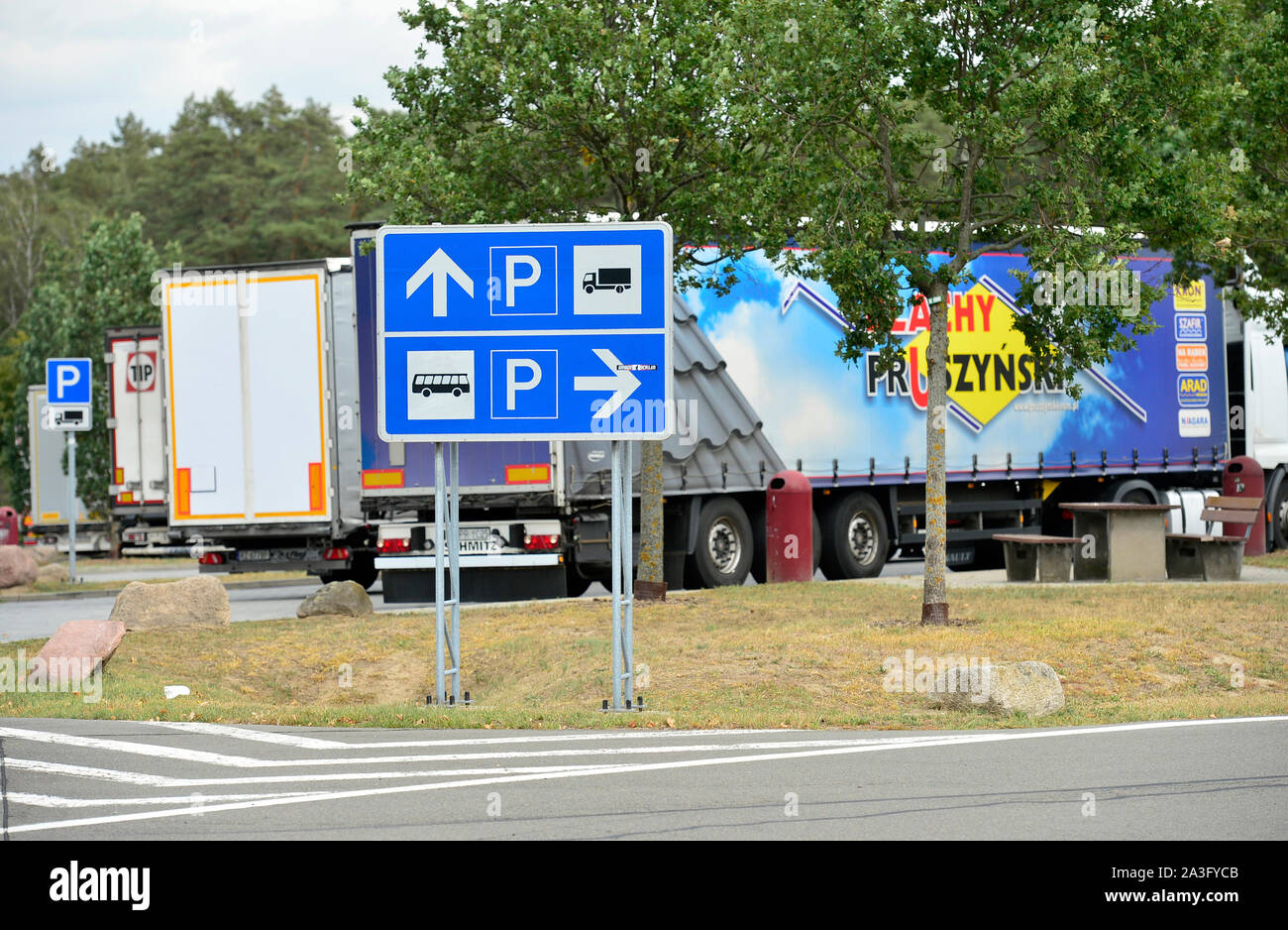 Brandenburg, Deutschland. 03 Sep, 2019. Eigener Parkplatz für Busse und Lkw ist durch Zeichen an einer Raststätte auf der Autobahn A9 angezeigt. Credit: Volkmar Heinz/dpa-Zentralbild/ZB/dpa/Alamy leben Nachrichten Stockfoto