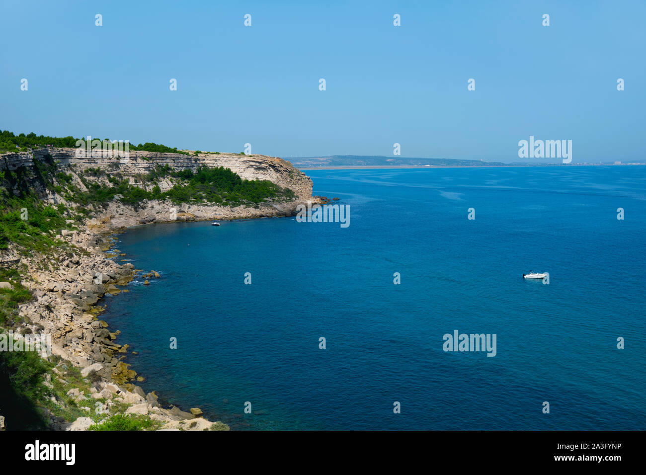 Ein Blick auf die Küste von Cap des Freres Cape in Leucate, Frankreich und grenzt an das Mittelmeer, und Port-la-Nouvelle Strand im Hintergrund Stockfoto