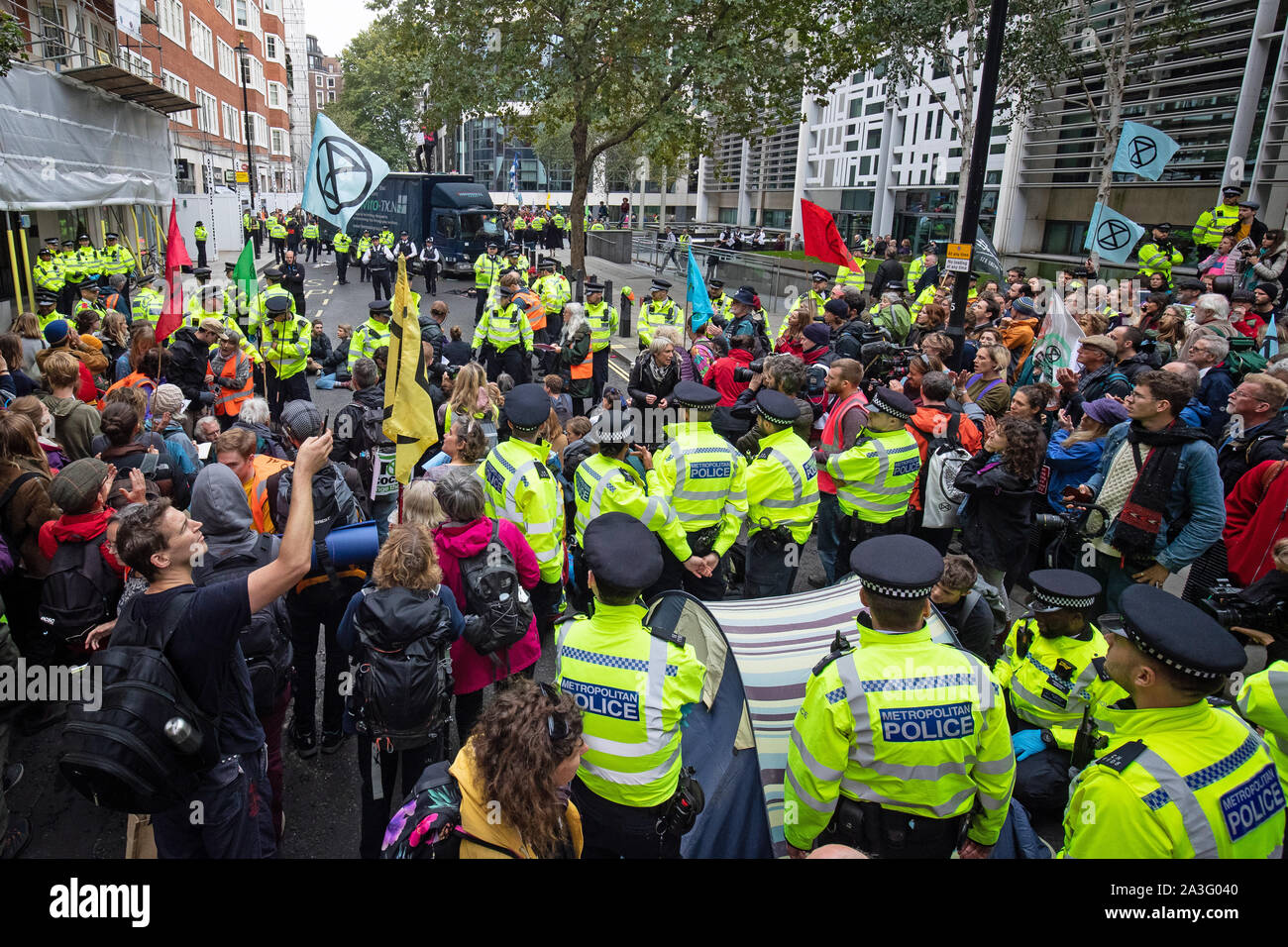 Eine beträchtliche polizeiliche Präsenz außerhalb des Home Office, marsham Street, während ein Aussterben Rebellion (XR) Protest in Westminster, London. Stockfoto