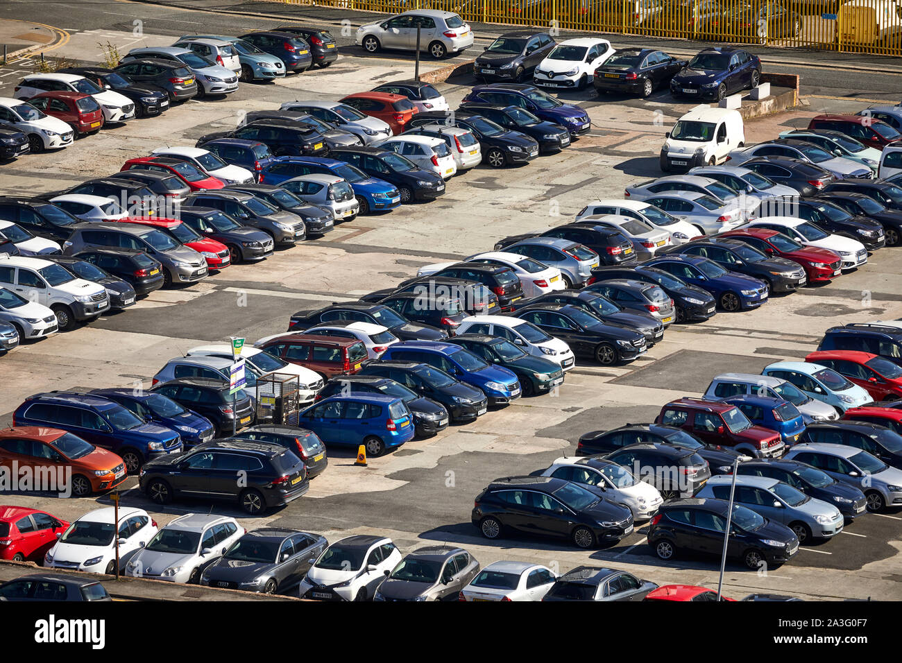 Privater Parkplatz im Stadtzentrum von Manchester Grenze in Salford Stockfoto