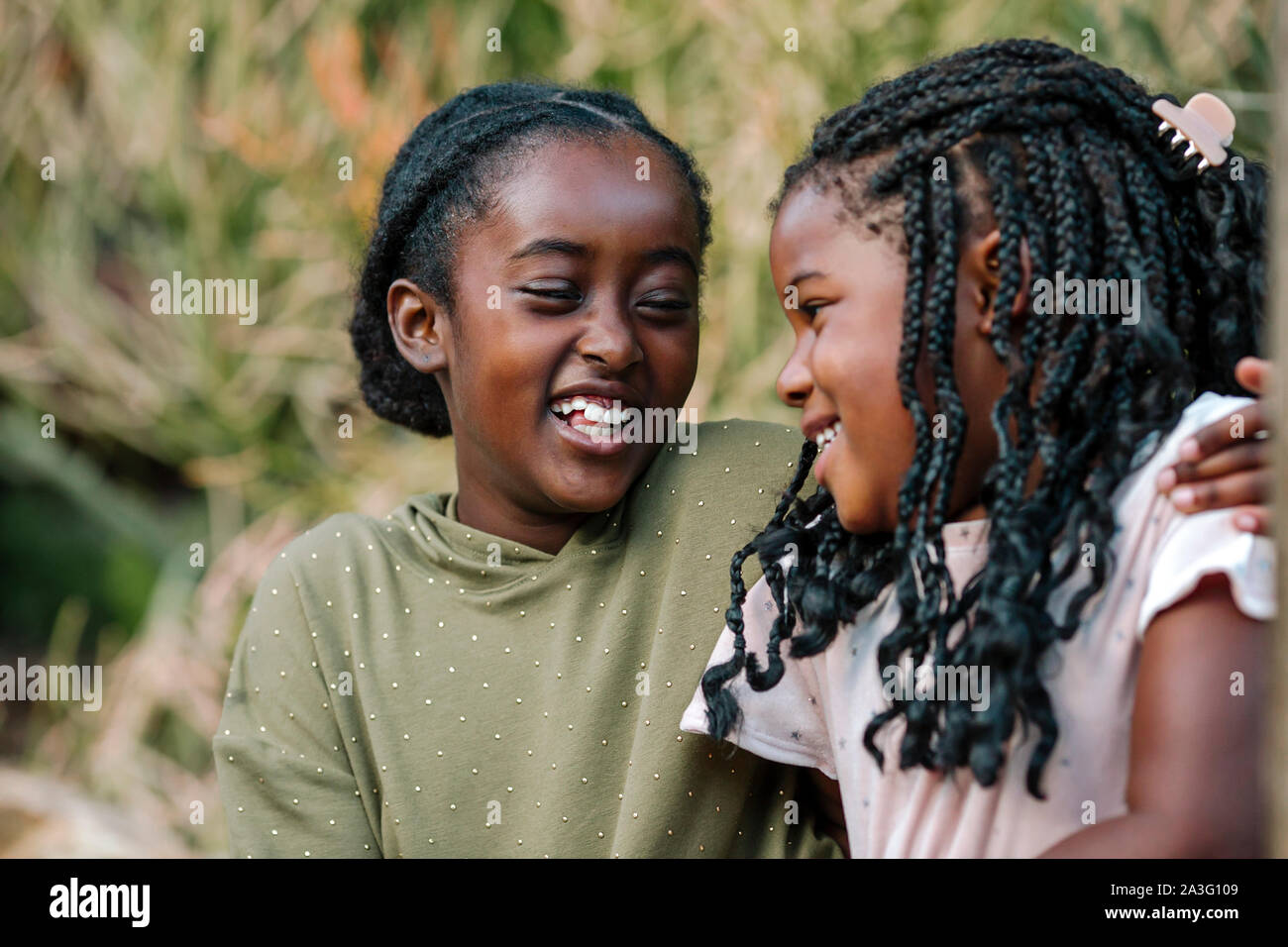 Schönen Lachen schwarze Schwestern umarmen im Freien Stockfoto