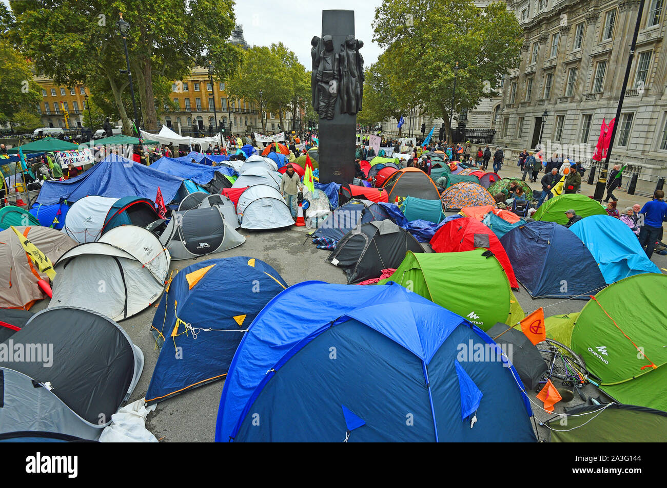 Aussterben Rebellion (XR) Demonstranten camp in Zelten rund um das Denkmal für die Frauen des Zweiten Weltkriegs am Whitehall in Westminster, London, wie der Klimawandel Protest in einen zweiten Tag fortgesetzt. Stockfoto