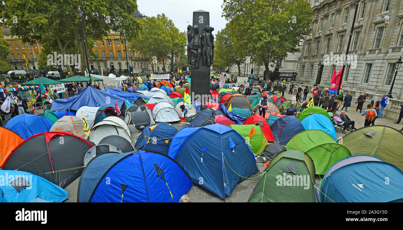 Aussterben Rebellion (XR) Demonstranten camp in Zelten rund um das Denkmal für die Frauen des Zweiten Weltkriegs am Whitehall in Westminster, London, wie der Klimawandel Protest in einen zweiten Tag fortgesetzt. Stockfoto