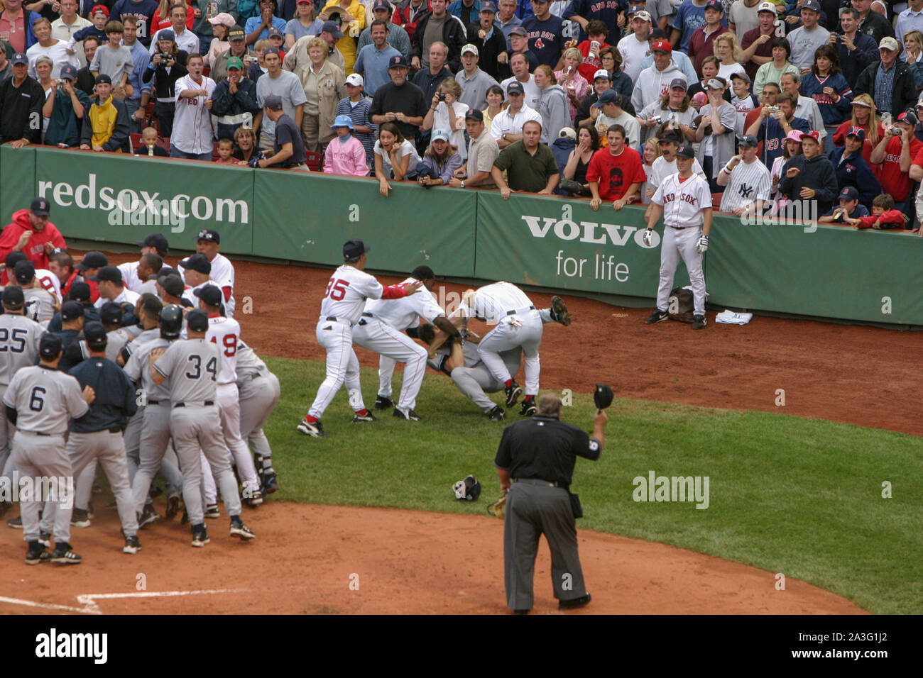 2004 Boston Brawl! Am 24. Juli die beiden American League East Rivalen, die in einem Schlagabtausch letztlich durch Boston, 11-10 gewann -, aber dieses war viel mehr als eine Box Score. Im sechsten Inning, Bronson Arroyo Alex Rodriguez im Winkelstück mit einem pitch gebohrt. A-Rod war nicht begeistert. Sekunden später, alles geschah: Rodriguez nahm einige Schritte in Richtung der Hügel, bis Boston catcher Jason Varitek sich in seinen Weg gestellt. Sie tauschten schreit, und bald, schiebt: Beide Teams Dienstpläne und bullpens brach dann entlang der ersten Base Line. Gabe Kapler war grell. Es ist schwer zu sagen, wo genau. Stockfoto