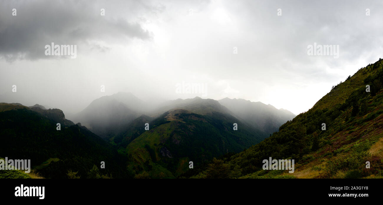 Hügelige Landschaft während eines Sturms in den Pyrenäen. Stockfoto