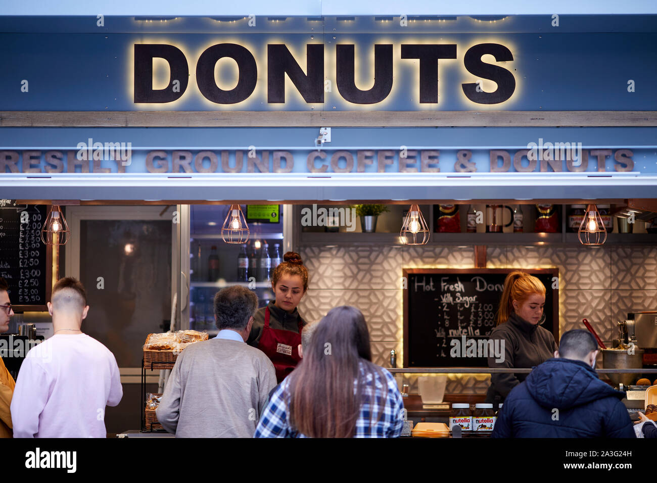 Cardiff Wales, essen Anbieter Krapfen stall Verkauf von Donuts in der Queen Street Stockfoto