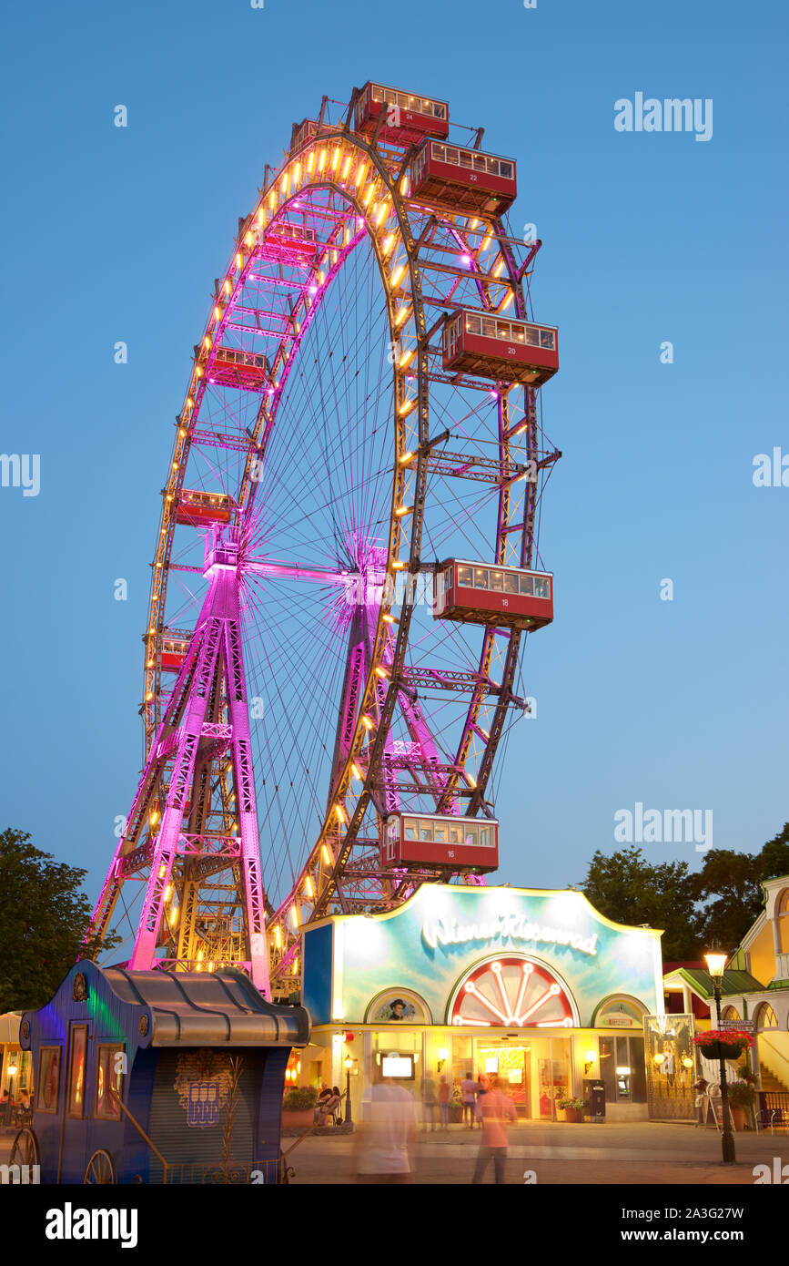 Wien, Österreich - 25. Juni 2019: Touristen, Riesenrad Wien Prater. Ort, wo Szenen aus dem Film "Der dritte Mann" gedreht wurden. Stockfoto